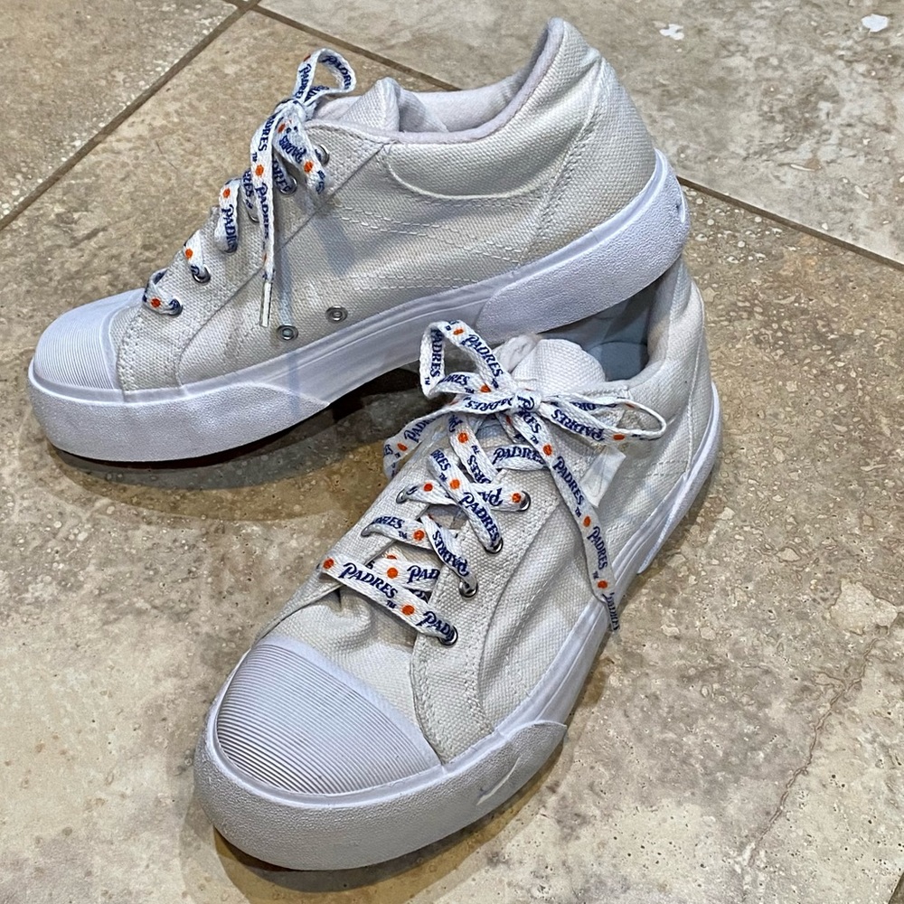 Women's Vintage Nike Sneakers - Sz 7.5